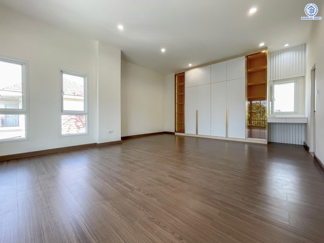 บ้านมือสองตกแต่งใหม่ โครงการ นาราภิรมย์ พุทธมณฑลสาย3 ตกแต่งหรูหรา เนื้อที่ 108.2 ตร.ว. พื้นที่ใช้สอย 257.32 ตร.ม. ฟังก์ชัน 4 ห้องนอน 3 ห้องน้ำ 1 ห้องอเนกประสงค์ จอดรถได้ 2 คัน บนทำเลเชื่อมต่อเมือง ใกล้เซ็นทรัลศาลายา, เดอะมอลล์บางแค และทางคู่ขนานลอยฟ้าบรมราชชนนี รายล้อมด้วยสิ่งอำนวยความสะดวกครบ